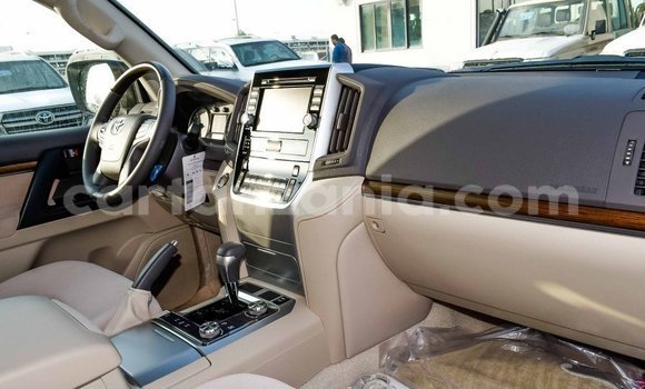 Buy Import Toyota Land Cruiser White Car in Import - Dubai in Arusha Buy Import Toyota Land Cruiser White Car in Import - Dubai in Arusha