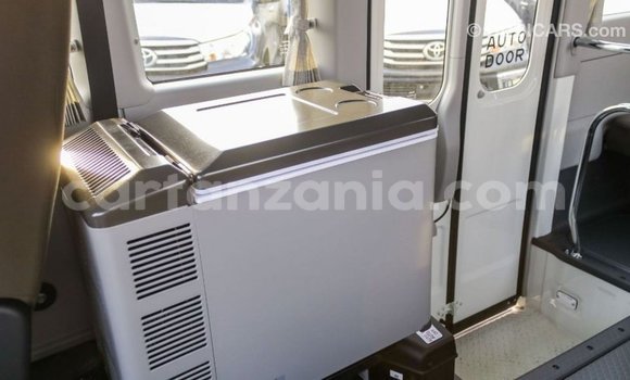 Nunua Imported Toyota Coaster Nyeupe Gari ndani ya Import - Dubai nchini Arusha Nunua Imported Toyota Coaster Nyeupe Gari ndani ya Import - Dubai nchini Arusha