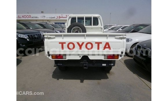 Nunua Imported Toyota Land Cruiser Nyeupe Gari ndani ya Import - Dubai nchini Arusha Nunua Imported Toyota Land Cruiser Nyeupe Gari ndani ya Import - Dubai nchini Arusha