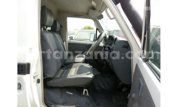 Nunua Imported Toyota Land Cruiser Nyeupe Gari ndani ya Import - Dubai nchini Arusha Nunua Imported Toyota Land Cruiser Nyeupe Gari ndani ya Import - Dubai nchini Arusha