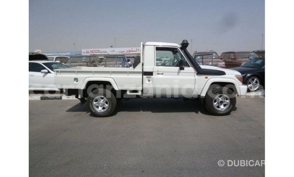 Nunua Imported Toyota Land Cruiser Nyeupe Gari ndani ya Import - Dubai nchini Arusha Nunua Imported Toyota Land Cruiser Nyeupe Gari ndani ya Import - Dubai nchini Arusha