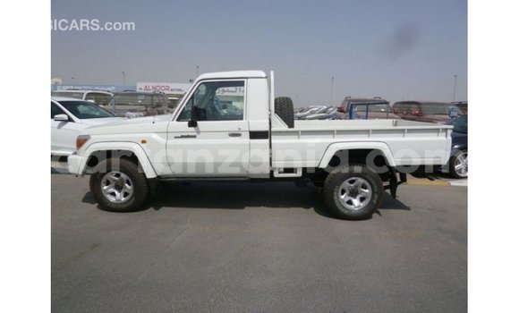 Nunua Imported Toyota Land Cruiser Nyeupe Gari ndani ya Import - Dubai nchini Arusha Nunua Imported Toyota Land Cruiser Nyeupe Gari ndani ya Import - Dubai nchini Arusha
