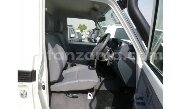 Buy Import Toyota Land Cruiser White Car in Import - Dubai in Arusha Buy Import Toyota Land Cruiser White Car in Import - Dubai in Arusha