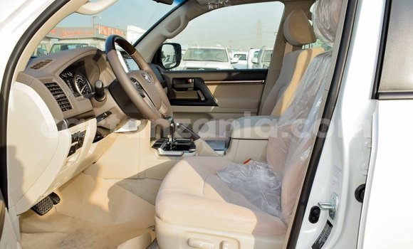 Nunua Imported Toyota Land Cruiser Nyeupe Gari ndani ya Import - Dubai nchini Arusha Nunua Imported Toyota Land Cruiser Nyeupe Gari ndani ya Import - Dubai nchini Arusha