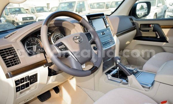 Nunua Imported Toyota Land Cruiser Nyeupe Gari ndani ya Import - Dubai nchini Arusha Nunua Imported Toyota Land Cruiser Nyeupe Gari ndani ya Import - Dubai nchini Arusha