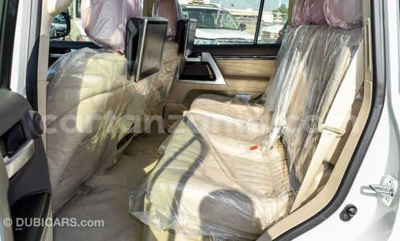 Nunua Imported Toyota Land Cruiser Nyeupe Gari ndani ya Import - Dubai nchini Arusha Nunua Imported Toyota Land Cruiser Nyeupe Gari ndani ya Import - Dubai nchini Arusha