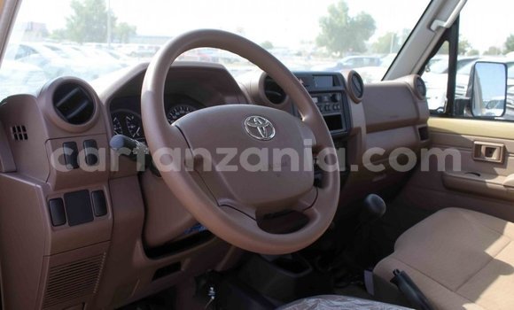 Nunua Imported Toyota Land Cruiser Beige Gari ndani ya Import - Dubai nchini Arusha Nunua Imported Toyota Land Cruiser Beige Gari ndani ya Import - Dubai nchini Arusha