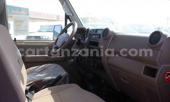 Nunua Imported Toyota Land Cruiser Beige Gari ndani ya Import - Dubai nchini Arusha Nunua Imported Toyota Land Cruiser Beige Gari ndani ya Import - Dubai nchini Arusha