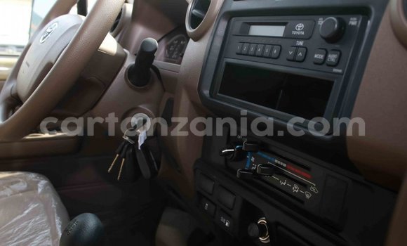 Nunua Imported Toyota Land Cruiser Beige Gari ndani ya Import - Dubai nchini Arusha Nunua Imported Toyota Land Cruiser Beige Gari ndani ya Import - Dubai nchini Arusha