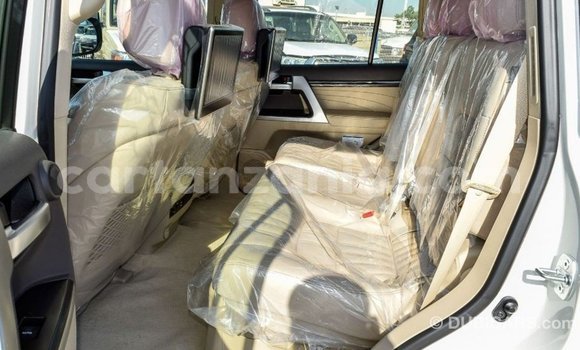 Nunua Imported Toyota Land Cruiser Nyeupe Gari ndani ya Import - Dubai nchini Arusha Nunua Imported Toyota Land Cruiser Nyeupe Gari ndani ya Import - Dubai nchini Arusha