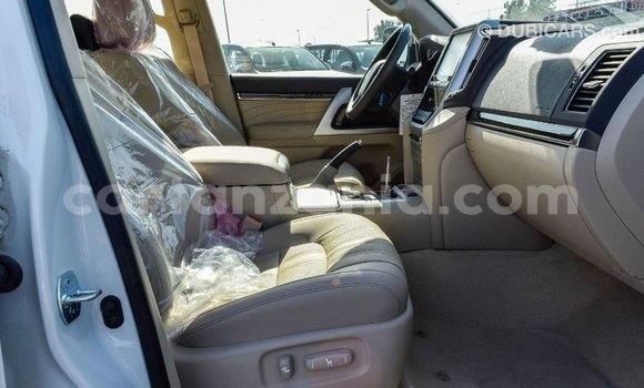 Nunua Imported Toyota Land Cruiser Nyeupe Gari ndani ya Import - Dubai nchini Arusha Nunua Imported Toyota Land Cruiser Nyeupe Gari ndani ya Import - Dubai nchini Arusha