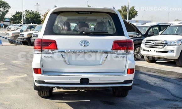 Nunua Imported Toyota Land Cruiser Nyeupe Gari ndani ya Import - Dubai nchini Arusha Nunua Imported Toyota Land Cruiser Nyeupe Gari ndani ya Import - Dubai nchini Arusha