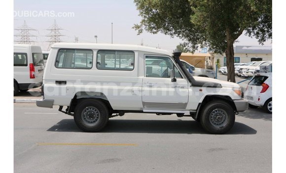 Nunua Imported Toyota Land Cruiser Nyeupe Gari ndani ya Import - Dubai nchini Arusha Nunua Imported Toyota Land Cruiser Nyeupe Gari ndani ya Import - Dubai nchini Arusha
