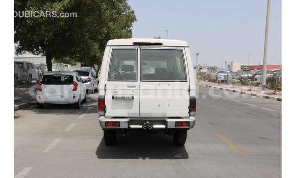 Nunua Imported Toyota Land Cruiser Nyeupe Gari ndani ya Import - Dubai nchini Arusha Nunua Imported Toyota Land Cruiser Nyeupe Gari ndani ya Import - Dubai nchini Arusha
