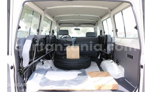Nunua Imported Toyota Land Cruiser Nyeupe Gari ndani ya Import - Dubai nchini Arusha Nunua Imported Toyota Land Cruiser Nyeupe Gari ndani ya Import - Dubai nchini Arusha