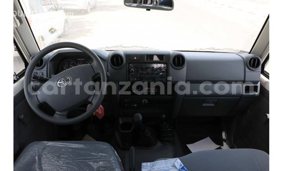 Nunua Imported Toyota Land Cruiser Nyeupe Gari ndani ya Import - Dubai nchini Arusha Nunua Imported Toyota Land Cruiser Nyeupe Gari ndani ya Import - Dubai nchini Arusha