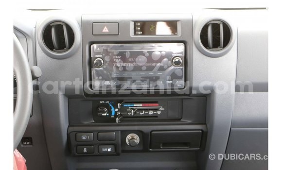 Nunua Imported Toyota Land Cruiser Nyeupe Gari ndani ya Import - Dubai nchini Arusha Nunua Imported Toyota Land Cruiser Nyeupe Gari ndani ya Import - Dubai nchini Arusha