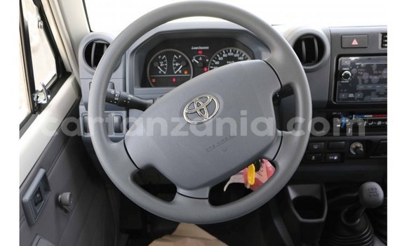 Nunua Imported Toyota Land Cruiser Nyeupe Gari ndani ya Import - Dubai nchini Arusha Nunua Imported Toyota Land Cruiser Nyeupe Gari ndani ya Import - Dubai nchini Arusha