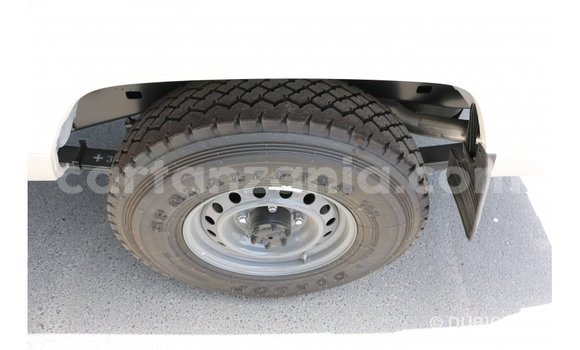 Nunua Imported Toyota Land Cruiser Nyeupe Gari ndani ya Import - Dubai nchini Arusha Nunua Imported Toyota Land Cruiser Nyeupe Gari ndani ya Import - Dubai nchini Arusha