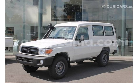 Nunua Imported Toyota Land Cruiser Nyeupe Gari ndani ya Import - Dubai nchini Arusha Nunua Imported Toyota Land Cruiser Nyeupe Gari ndani ya Import - Dubai nchini Arusha