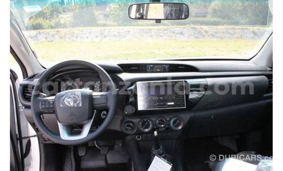 Nunua Imported Toyota Hilux Nyeupe Gari ndani ya Import - Dubai nchini Arusha Nunua Imported Toyota Hilux Nyeupe Gari ndani ya Import - Dubai nchini Arusha