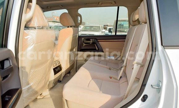 Nunua Imported Toyota Land Cruiser Nyeupe Gari ndani ya Import - Dubai nchini Arusha Nunua Imported Toyota Land Cruiser Nyeupe Gari ndani ya Import - Dubai nchini Arusha