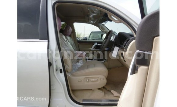 Nunua Imported Toyota Land Cruiser Nyeupe Gari ndani ya Import - Dubai nchini Arusha Nunua Imported Toyota Land Cruiser Nyeupe Gari ndani ya Import - Dubai nchini Arusha