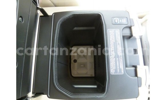 Nunua Imported Toyota Land Cruiser Nyeupe Gari ndani ya Import - Dubai nchini Arusha Nunua Imported Toyota Land Cruiser Nyeupe Gari ndani ya Import - Dubai nchini Arusha