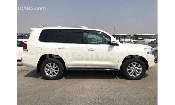 Nunua Imported Toyota Land Cruiser Nyeupe Gari ndani ya Import - Dubai nchini Arusha Nunua Imported Toyota Land Cruiser Nyeupe Gari ndani ya Import - Dubai nchini Arusha