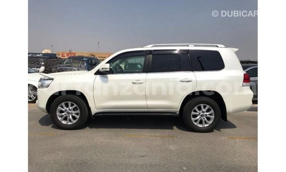 Nunua Imported Toyota Land Cruiser Nyeupe Gari ndani ya Import - Dubai nchini Arusha Nunua Imported Toyota Land Cruiser Nyeupe Gari ndani ya Import - Dubai nchini Arusha