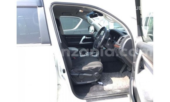 Nunua Imported Toyota Land Cruiser Nyeupe Gari ndani ya Import - Dubai nchini Arusha Nunua Imported Toyota Land Cruiser Nyeupe Gari ndani ya Import - Dubai nchini Arusha