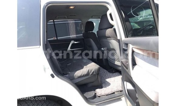 Nunua Imported Toyota Land Cruiser Nyeupe Gari ndani ya Import - Dubai nchini Arusha Nunua Imported Toyota Land Cruiser Nyeupe Gari ndani ya Import - Dubai nchini Arusha