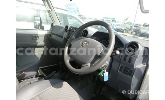Nunua Imported Toyota Land Cruiser Nyeupe Gari ndani ya Import - Dubai nchini Arusha Nunua Imported Toyota Land Cruiser Nyeupe Gari ndani ya Import - Dubai nchini Arusha