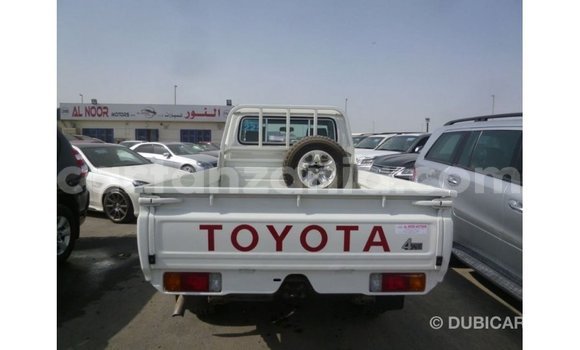 Nunua Imported Toyota Land Cruiser Nyeupe Gari ndani ya Import - Dubai nchini Arusha Nunua Imported Toyota Land Cruiser Nyeupe Gari ndani ya Import - Dubai nchini Arusha