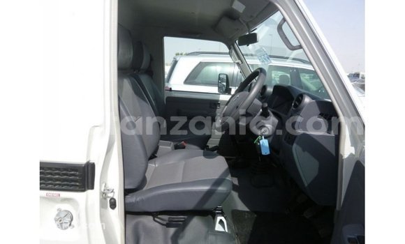 Nunua Imported Toyota Land Cruiser Nyeupe Gari ndani ya Import - Dubai nchini Arusha Nunua Imported Toyota Land Cruiser Nyeupe Gari ndani ya Import - Dubai nchini Arusha