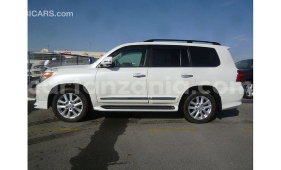 Nunua Imported Toyota Land Cruiser Nyeupe Gari ndani ya Import - Dubai nchini Arusha Nunua Imported Toyota Land Cruiser Nyeupe Gari ndani ya Import - Dubai nchini Arusha