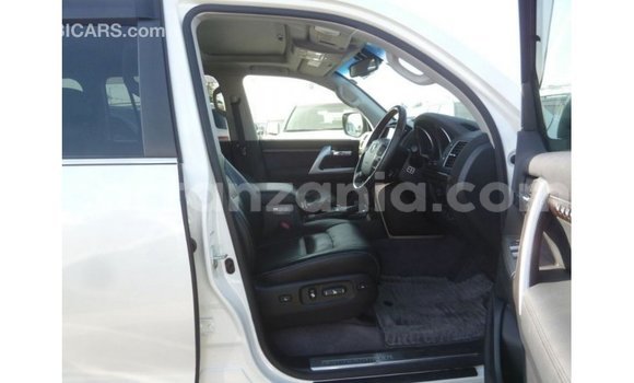 Nunua Imported Toyota Land Cruiser Nyeupe Gari ndani ya Import - Dubai nchini Arusha Nunua Imported Toyota Land Cruiser Nyeupe Gari ndani ya Import - Dubai nchini Arusha