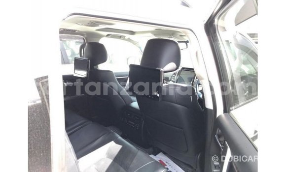 Nunua Imported Toyota Land Cruiser Nyeupe Gari ndani ya Import - Dubai nchini Arusha Nunua Imported Toyota Land Cruiser Nyeupe Gari ndani ya Import - Dubai nchini Arusha