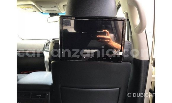 Nunua Imported Toyota Land Cruiser Nyeupe Gari ndani ya Import - Dubai nchini Arusha Nunua Imported Toyota Land Cruiser Nyeupe Gari ndani ya Import - Dubai nchini Arusha