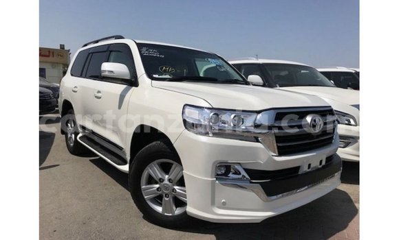 Nunua Imported Toyota Land Cruiser Nyeupe Gari ndani ya Import - Dubai nchini Arusha Nunua Imported Toyota Land Cruiser Nyeupe Gari ndani ya Import - Dubai nchini Arusha