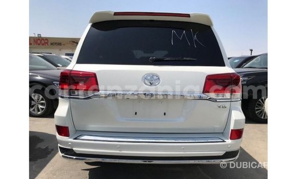 Nunua Imported Toyota Land Cruiser Nyeupe Gari ndani ya Import - Dubai nchini Arusha Nunua Imported Toyota Land Cruiser Nyeupe Gari ndani ya Import - Dubai nchini Arusha