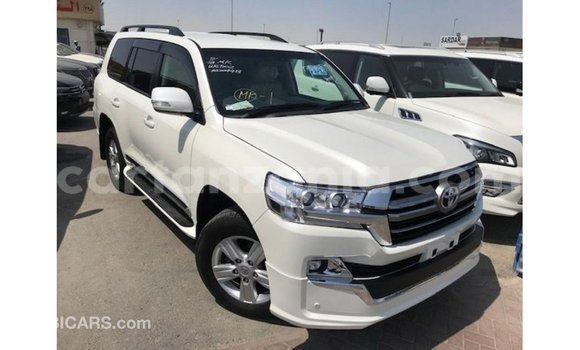 Nunua Imported Toyota Land Cruiser Nyeupe Gari ndani ya Import - Dubai nchini Arusha Nunua Imported Toyota Land Cruiser Nyeupe Gari ndani ya Import - Dubai nchini Arusha