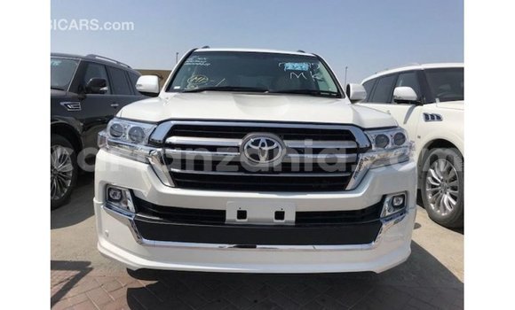 Nunua Imported Toyota Land Cruiser Nyeupe Gari ndani ya Import - Dubai nchini Arusha Nunua Imported Toyota Land Cruiser Nyeupe Gari ndani ya Import - Dubai nchini Arusha