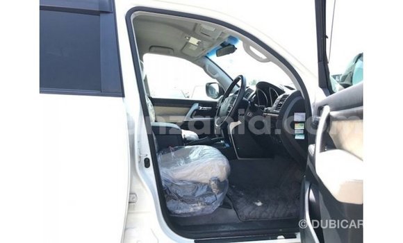 Nunua Imported Toyota Land Cruiser Nyeupe Gari ndani ya Import - Dubai nchini Arusha Nunua Imported Toyota Land Cruiser Nyeupe Gari ndani ya Import - Dubai nchini Arusha