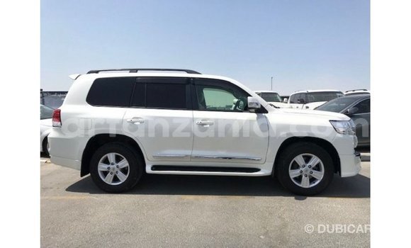 Nunua Imported Toyota Land Cruiser Nyeupe Gari ndani ya Import - Dubai nchini Arusha Nunua Imported Toyota Land Cruiser Nyeupe Gari ndani ya Import - Dubai nchini Arusha