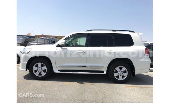 Nunua Imported Toyota Land Cruiser Nyeupe Gari ndani ya Import - Dubai nchini Arusha Nunua Imported Toyota Land Cruiser Nyeupe Gari ndani ya Import - Dubai nchini Arusha