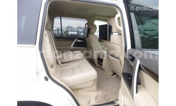 Nunua Imported Toyota Land Cruiser Nyeupe Gari ndani ya Import - Dubai nchini Arusha Nunua Imported Toyota Land Cruiser Nyeupe Gari ndani ya Import - Dubai nchini Arusha