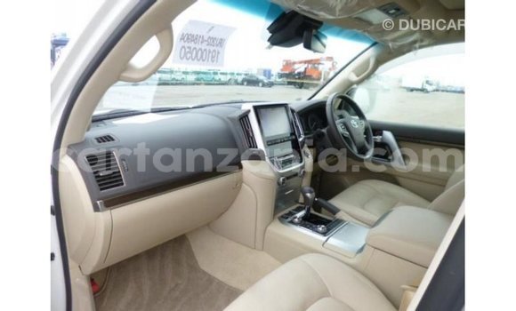 Nunua Imported Toyota Land Cruiser Nyeupe Gari ndani ya Import - Dubai nchini Arusha Nunua Imported Toyota Land Cruiser Nyeupe Gari ndani ya Import - Dubai nchini Arusha