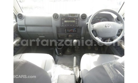 Nunua Imported Toyota Land Cruiser Nyeupe Gari ndani ya Import - Dubai nchini Arusha Nunua Imported Toyota Land Cruiser Nyeupe Gari ndani ya Import - Dubai nchini Arusha