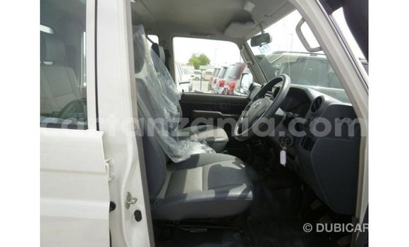 Nunua Imported Toyota Land Cruiser Nyeupe Gari ndani ya Import - Dubai nchini Arusha Nunua Imported Toyota Land Cruiser Nyeupe Gari ndani ya Import - Dubai nchini Arusha